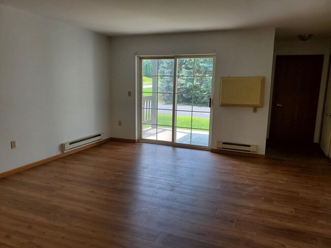 Building Photo - Pewaukee - Charming 2 Bedroom 2 Bath Apart...