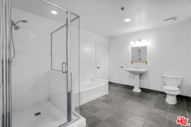 Building Photo - 215 S Santa Fe Ave