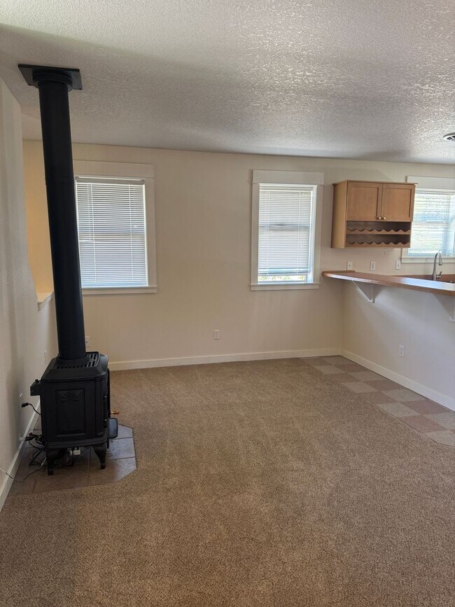 Building Photo - 437 NE Irving Ave