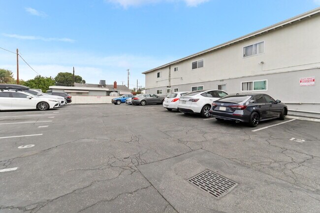 Building Photo - 1 bed 1 bath with pool and laundry!