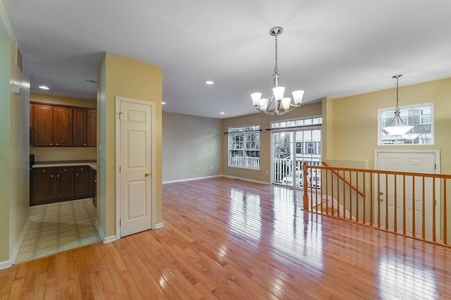 Building Photo - 6 Carpenter Ct