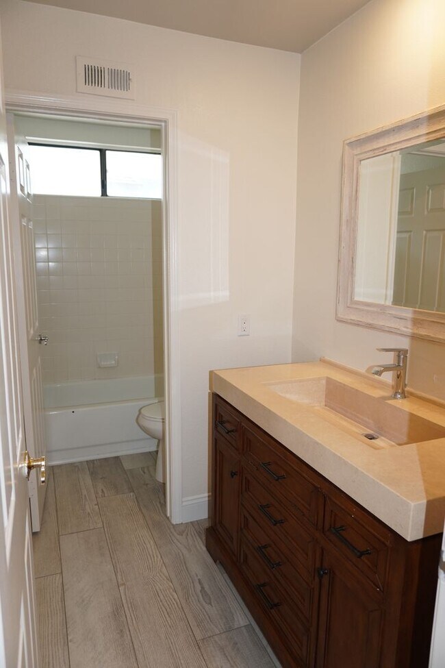 Building Photo - 10386 Meadow Creek Dr