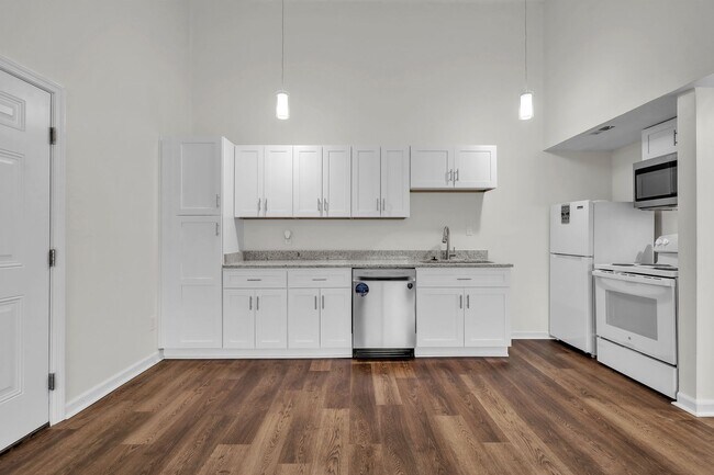 Building Photo - Almost New & Ready for you! Lovely 1 Bedroom/1 Bath Condo