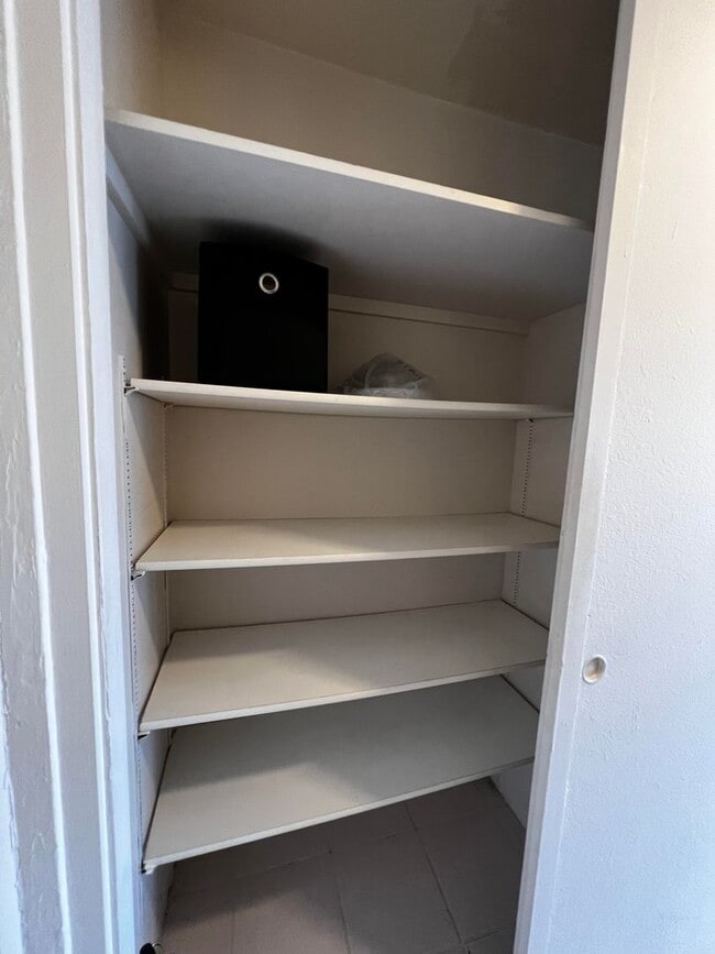 Building Photo - Studio unit at Holiday Manor AVAILABLE SEP...
