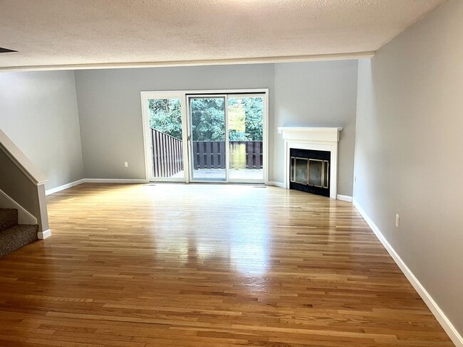 Building Photo - 12 Hawthorne Village