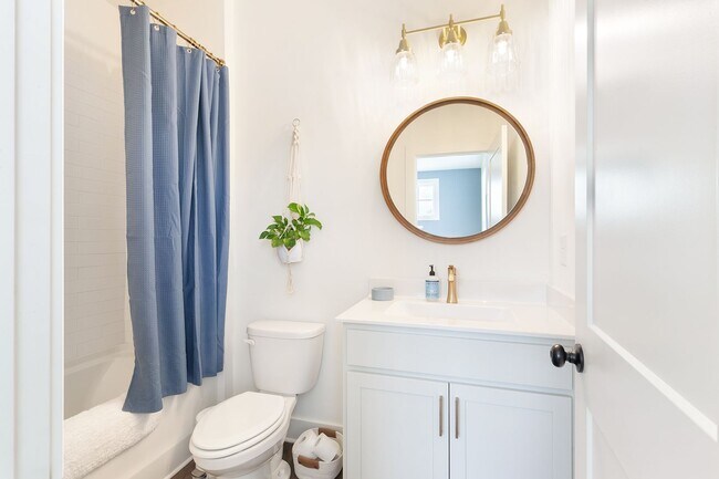 Building Photo - Stylish End-Unit Townhome Minutes From Gra...