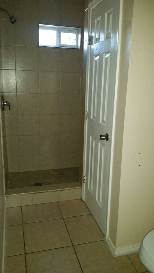 Building Photo - 909 E Jefferson St