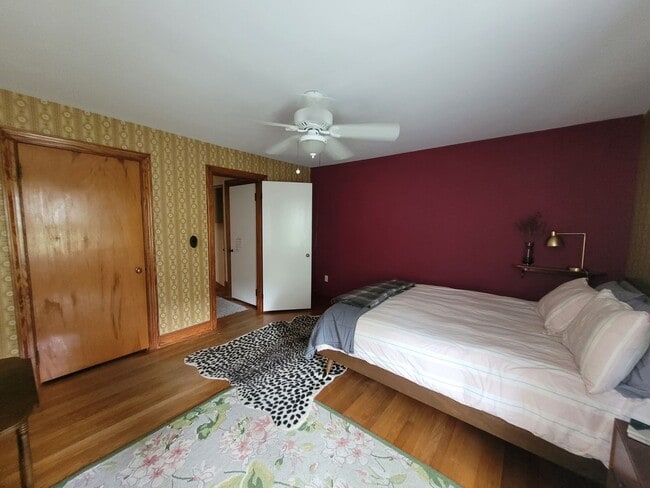 Building Photo - Tri level 3b2b home for rent with fenced i...