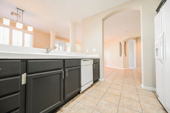 Building Photo - Beautiful 2 bd/2 bath condo in luxury gated Summerlin community ON TPC GOLF COURSE