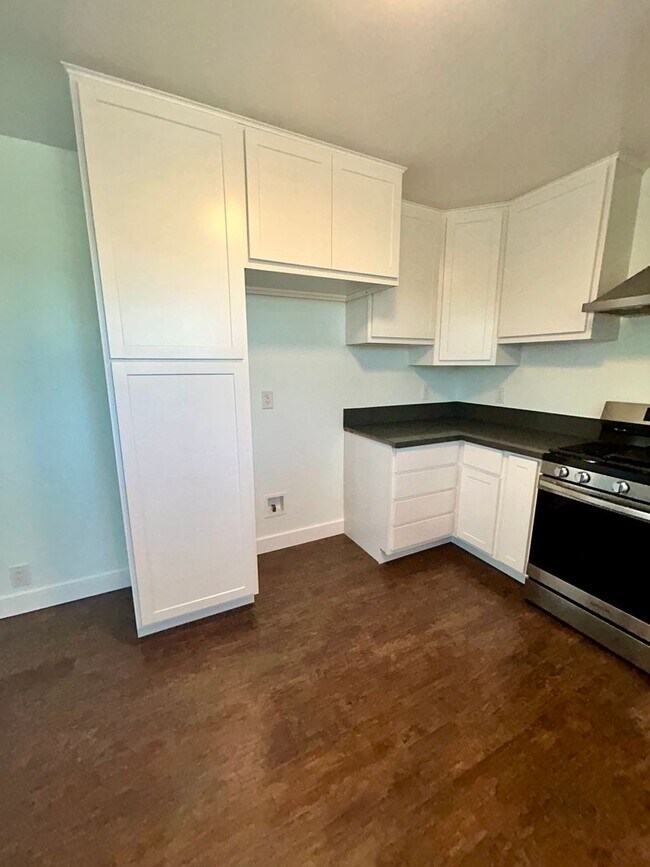 Building Photo - 1028w