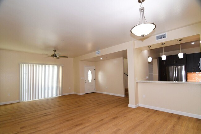 Building Photo - 571 Moss St