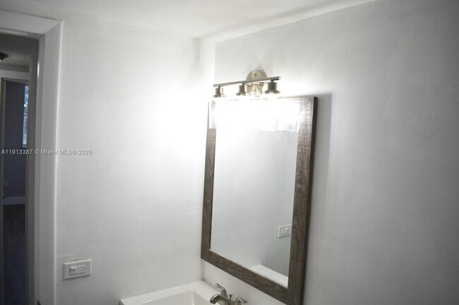 Building Photo - 16465 NE 22nd Ave