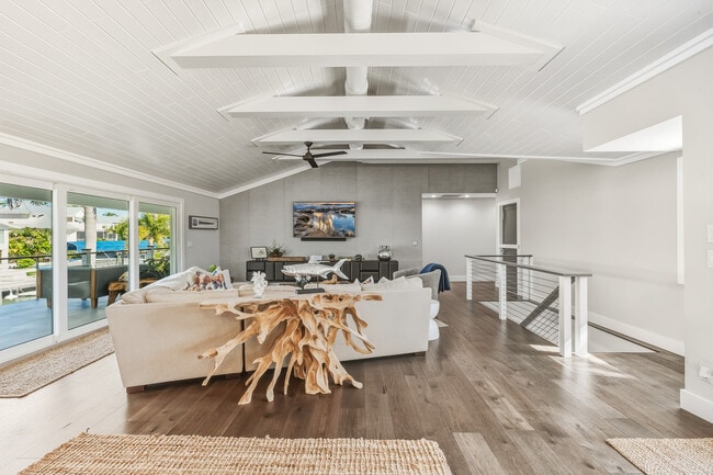 Building Photo - 165 1st St E