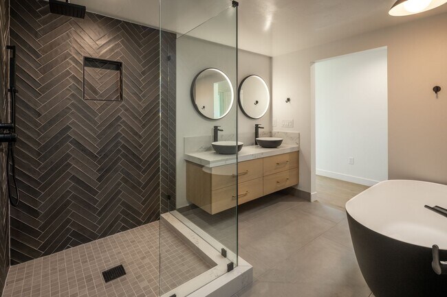 Building Photo - Gorgeous Fully Remodeled 5 Bedroom Home wi...