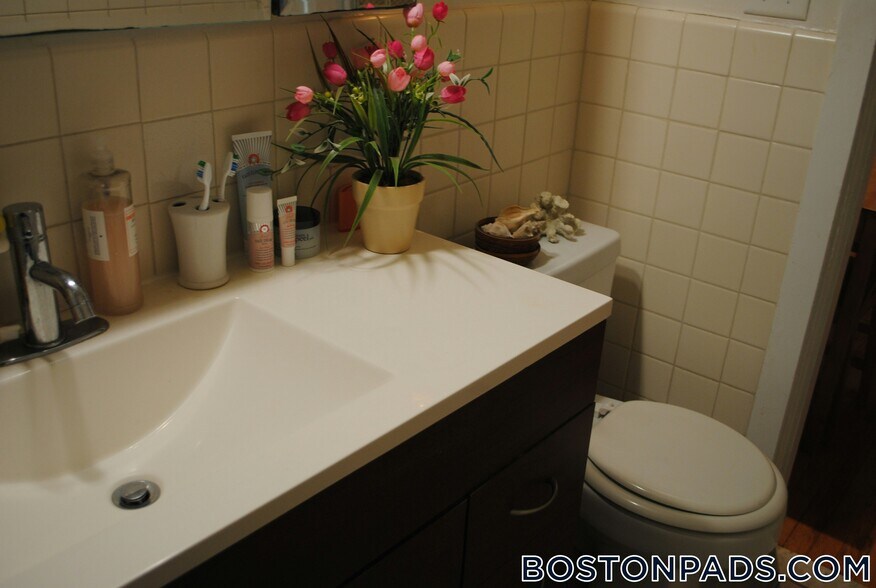 Building Photo - 61 Park Dr