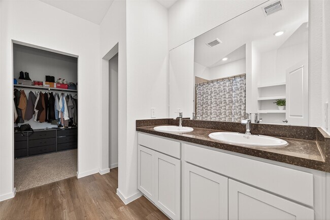 Building Photo - 5442 Pinetree Cres Ln
