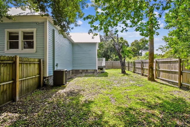 Building Photo - Historic Ybor City Bungalow!