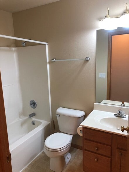 2nd floor bathroom - 6956 Littlemore Dr