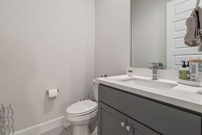 Building Photo - Great Opportunity! Modern three-story home located in the heart of EaDo, offering a well-designed...