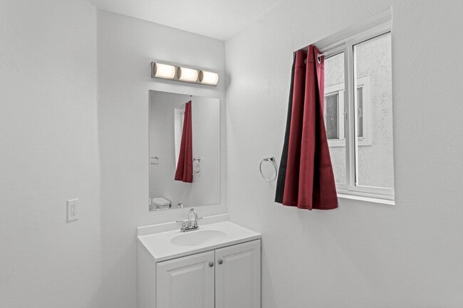 Building Photo - Stunning Remodeled 3-Bed, 3.5-Bath Home with Two Kitchens & Expansive Private Driveway in La Mesa!