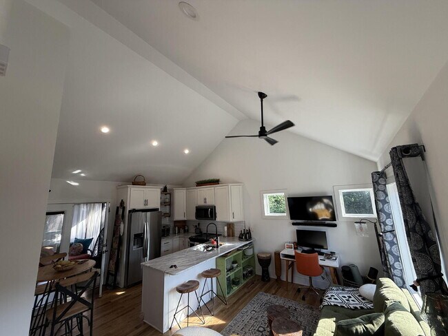 Building Photo - Secluced 800 Sq Ft 1-Bed Gem in Nashville’...