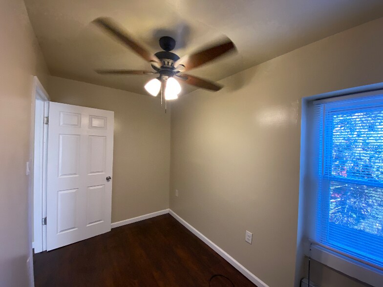 Building Photo - 1520 W Champlost Ave