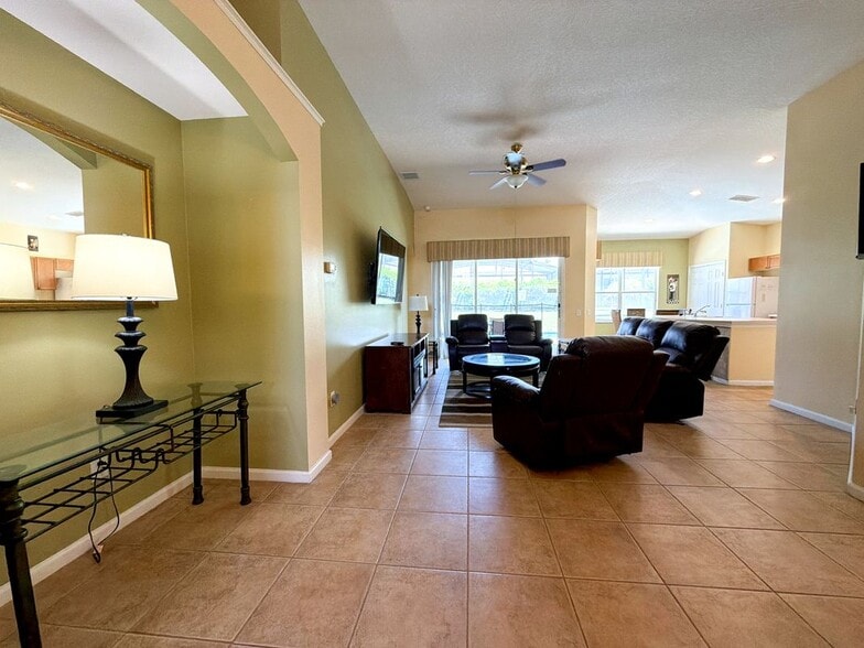 Building Photo - 8127 Fan Palm Way