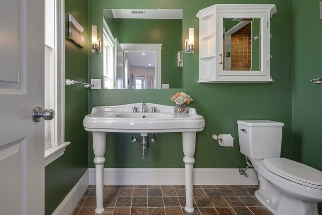 Building Photo - 41 Farragut Rd