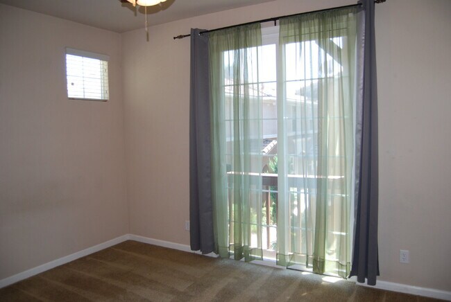 Building Photo - 2 Bedroom, 2 Bathroom Townhome in Damonte Ranch