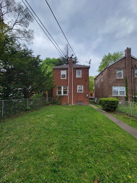 Building Photo - 10529 S Eberhart Ave