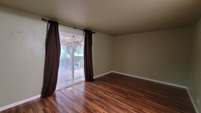 Building Photo - 310 Village Dr