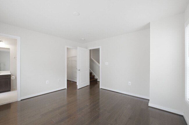 Building Photo - 2413 Glenallan Ave