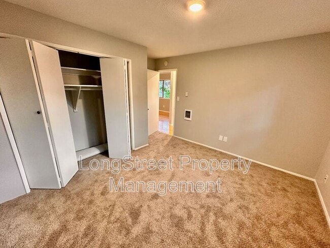 Building Photo - 127 SE 30th Pl