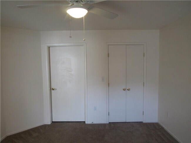 Building Photo - COZY 2 BEDROOM 2 BATH IN GATED SW COMMUNITY!