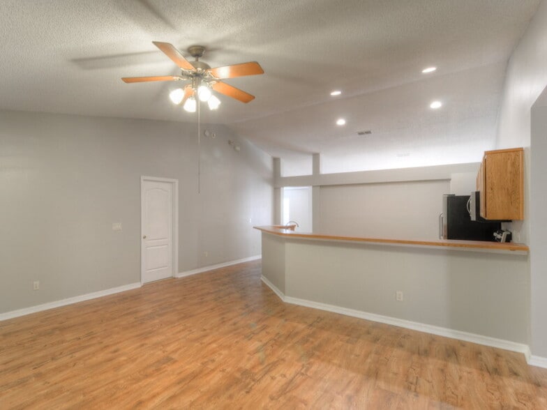 Building Photo - 313 Johns Glen Dr