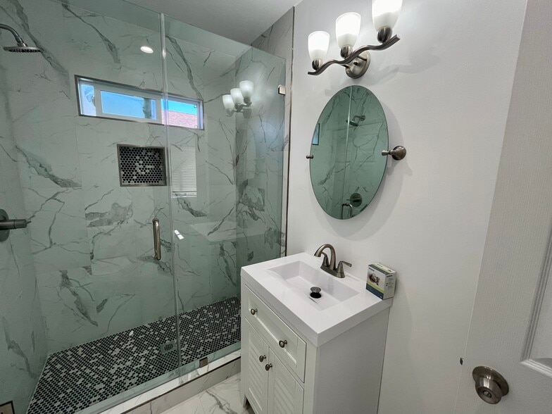 Bathroom 2 - 15853 Stare St