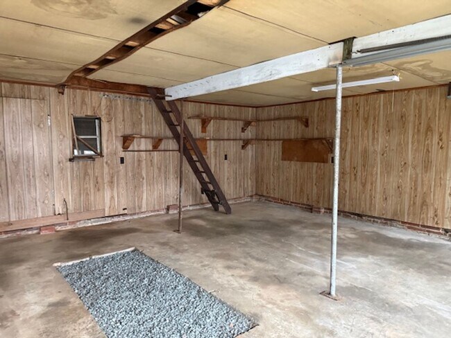 Building Photo - Three bedroom, 1 bath house with studio apartment in Burlington