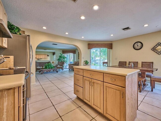 Building Photo - 2810 NE 48th Ct