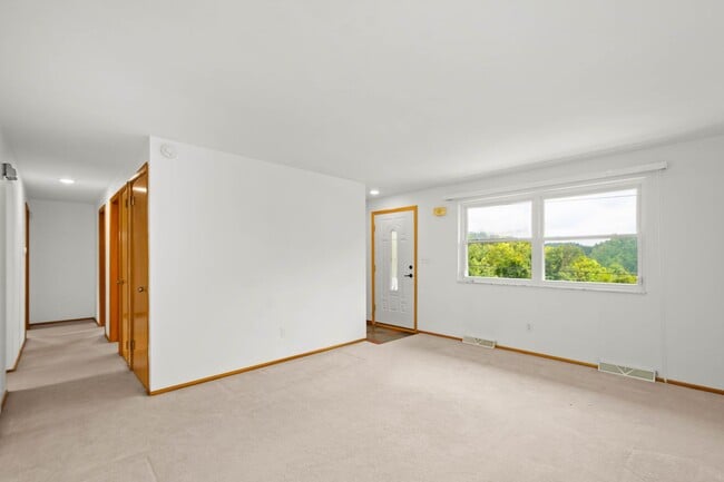 Building Photo - AVAILABLE OCT 1ST!! GORGEOUS 2 BEDROOM IN ...