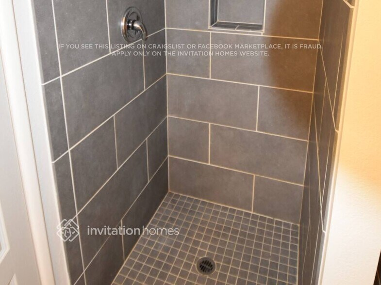 Building Photo - 2631 S Holbrook Ln