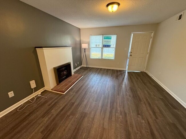 Building Photo - Collegeview Apartments! Updated 2 Bed 2 Bath Apartment with Washer/Dryer!