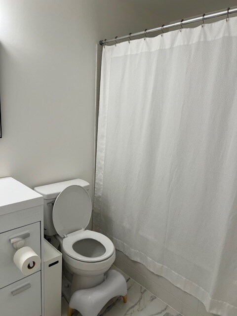 Master bathroom - 121 Timberbrook Ln