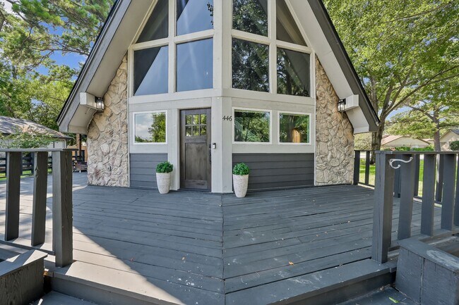Building Photo - 446 Fantasy Ln