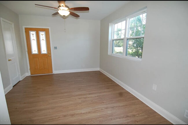 Building Photo - 1105 10th St N