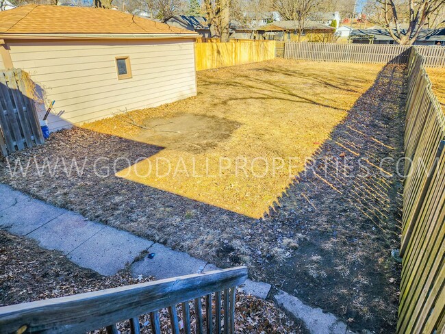 Building Photo - 3 Bedroom 2 bath with a huge fenced in bac...