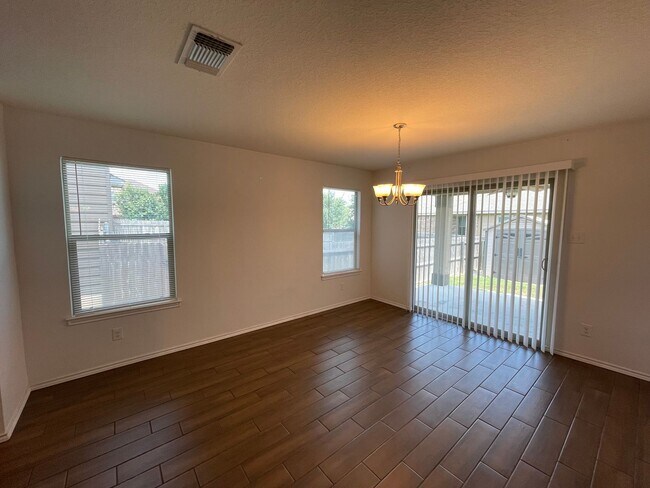 Building Photo - Beautiful 3 bedroom/2 bath in Legend Point!