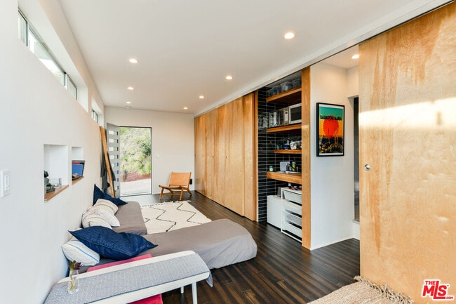 Building Photo - 7107 Pacific View Dr