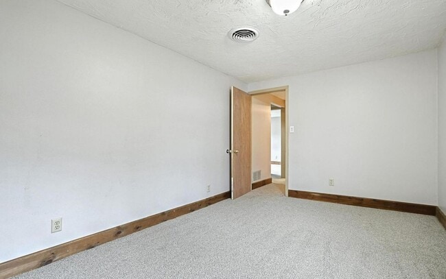 Building Photo - Beautiful 3 Bedroom, 1.5 Bath in Colonial West York!