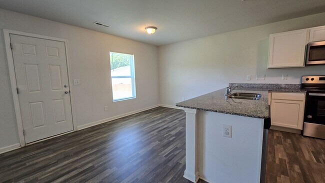 Building Photo - 1810 S Hill Ave