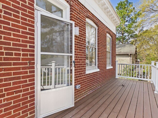 Building Photo - 1703 Oakdale Ave